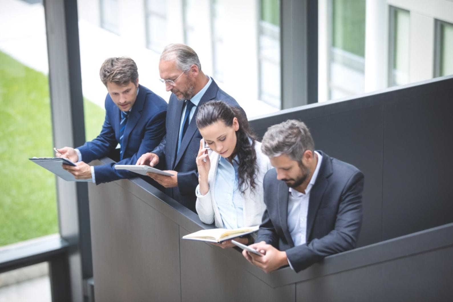 Configuration de poste de travail professionnel avec écrans multiples affichant des données financières